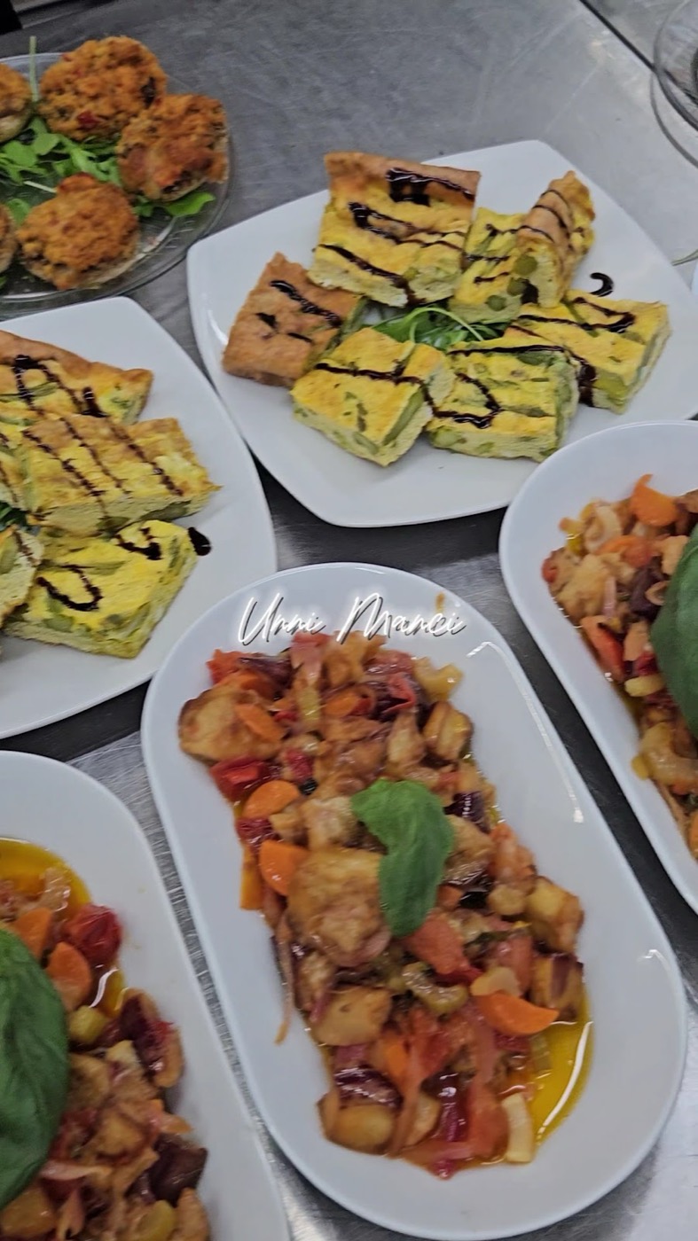 Antipasti misti: torte salate, polpette e verdure in tavola