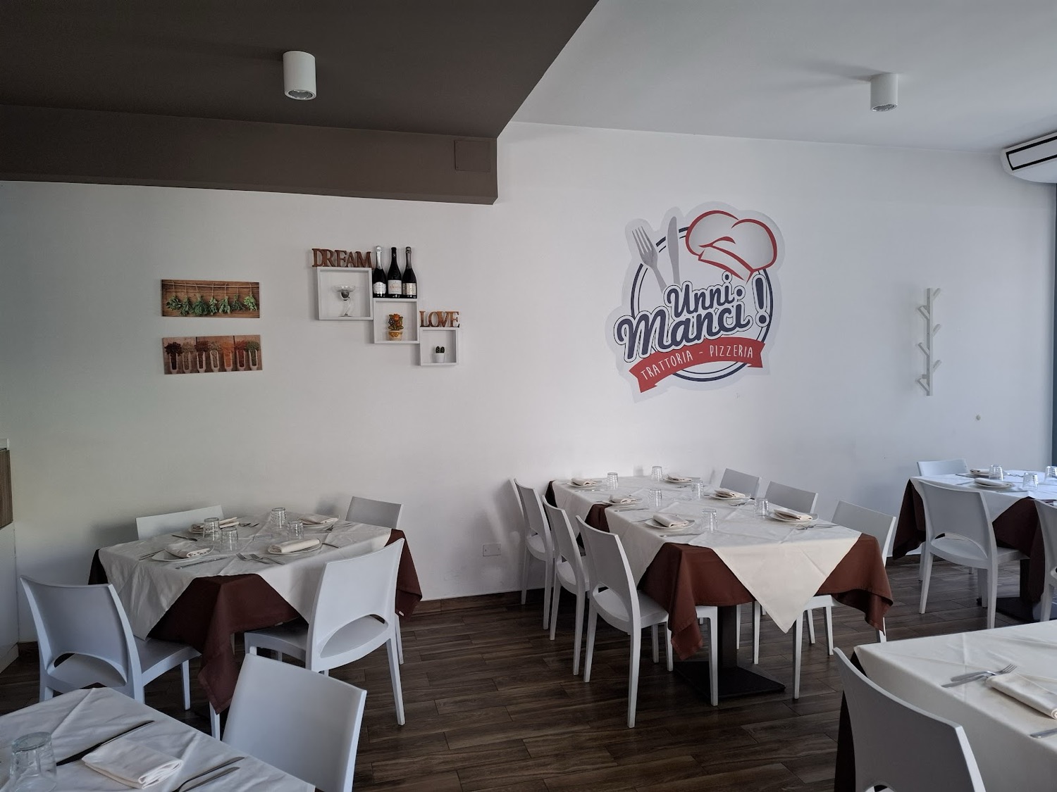 Insegna di Unni Manci dipinta sulla parete della sala